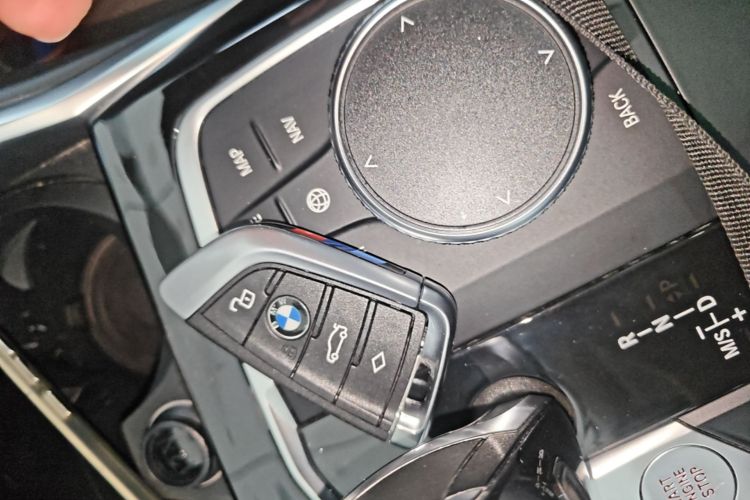 BMW 3 Series 2020 car image #9