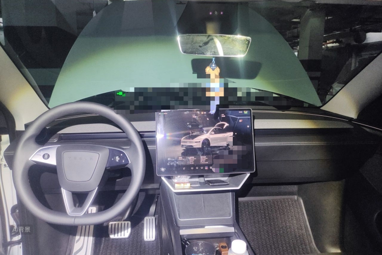 Tesla Model Y 2025 car image #11
