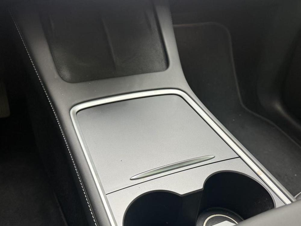 Tesla Model Y 2023 car image #9