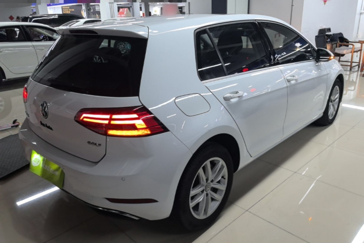 Volkswagen Golf 2018 car image #7