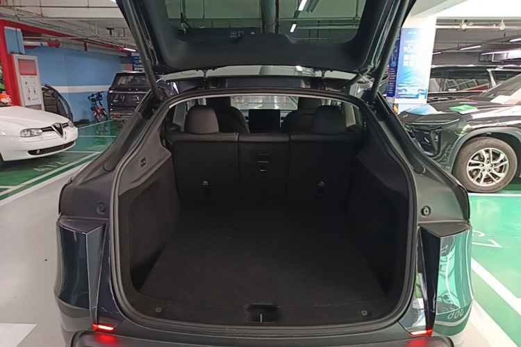 Tesla Model Y 2025 immagine di auto #19