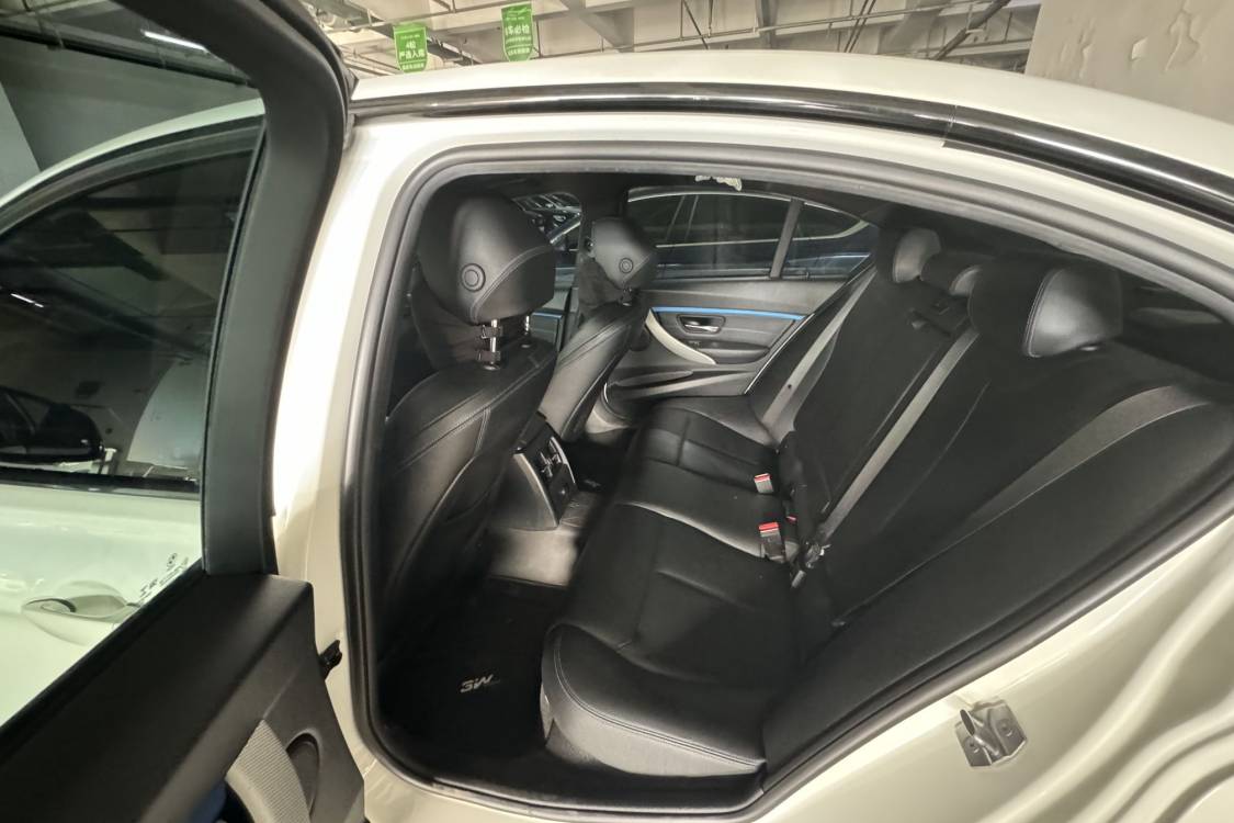 BMW 3 Series 2018 car image #20