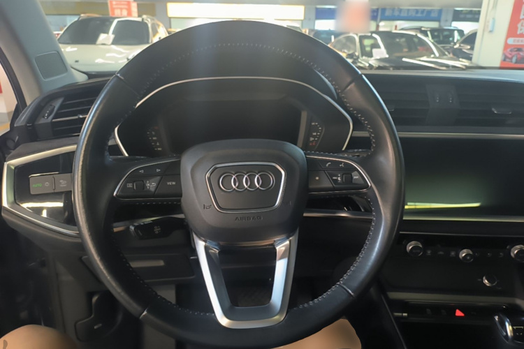 Audi Q3 2019 car image #11