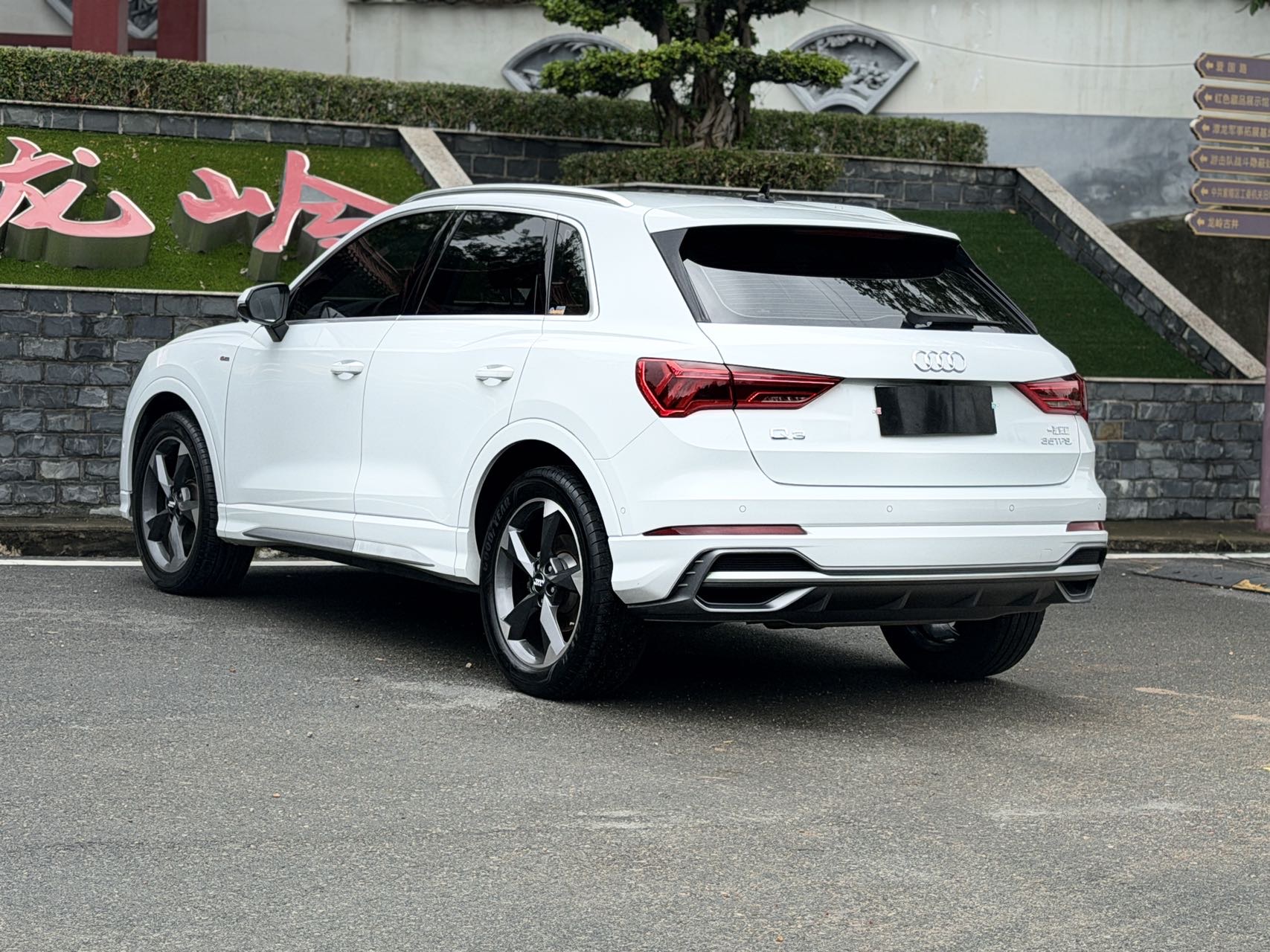 Audi Q3 2022 car image #9