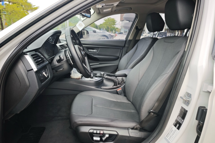 BMW 3 Series 2017 #22 BMW 3 Series 2017 car image #22