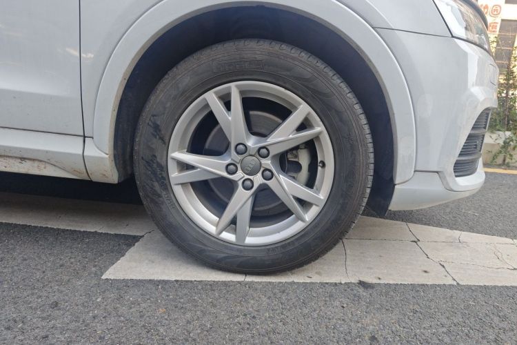 Audi Q3 2018 car image #6