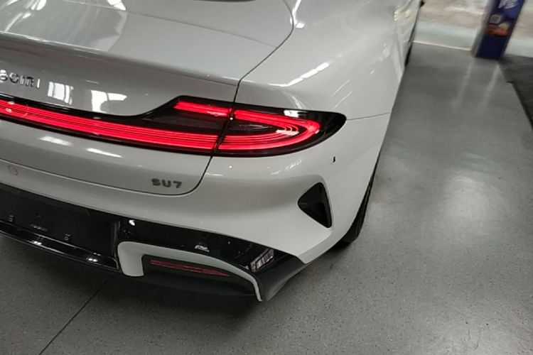 MI SU7 2024 immagine di auto #8