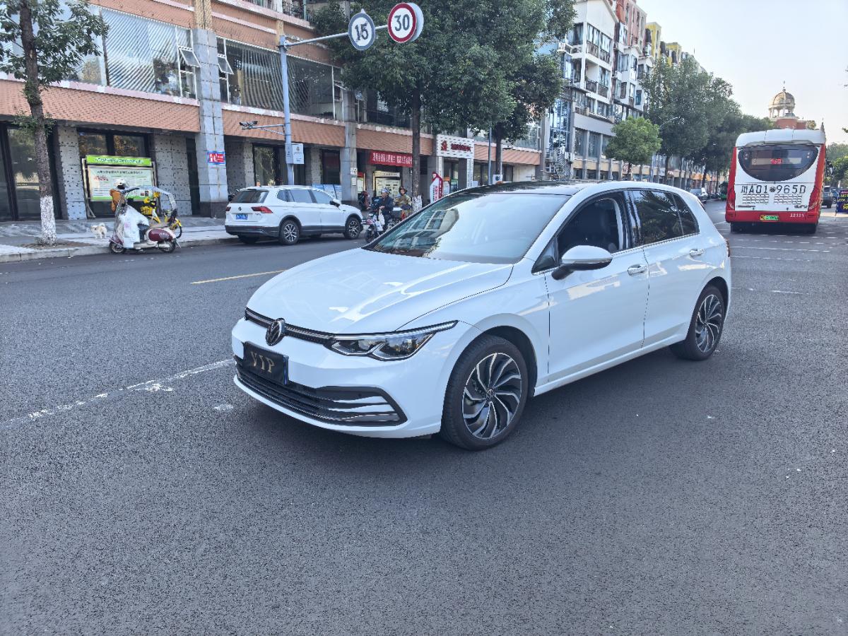 Volkswagen Golf 2023 immagine di auto 