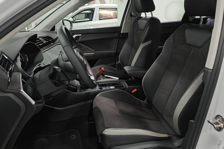 Audi Q3 2021 car image #15
