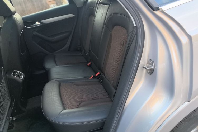 Audi Q3 2019 car image #19