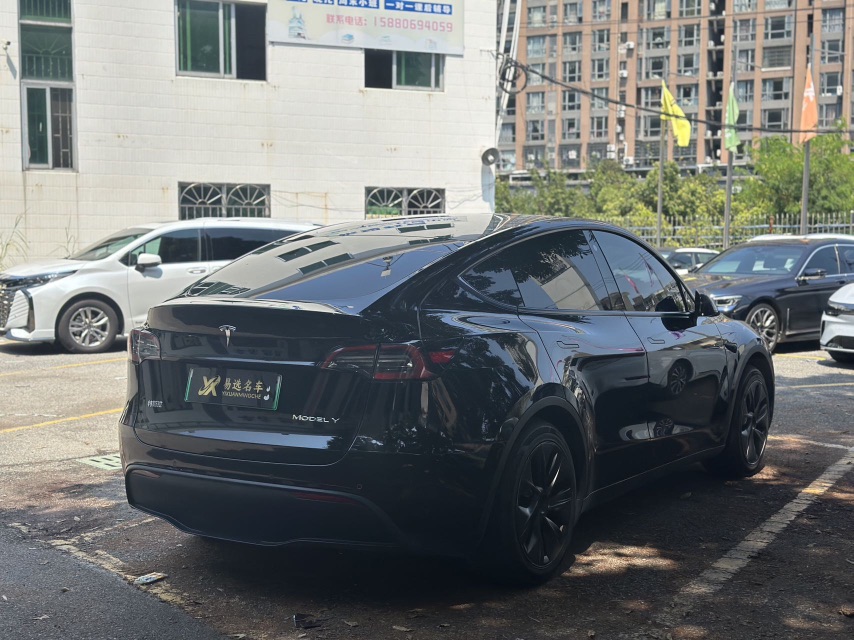 Tesla Model Y 2023 car image #4