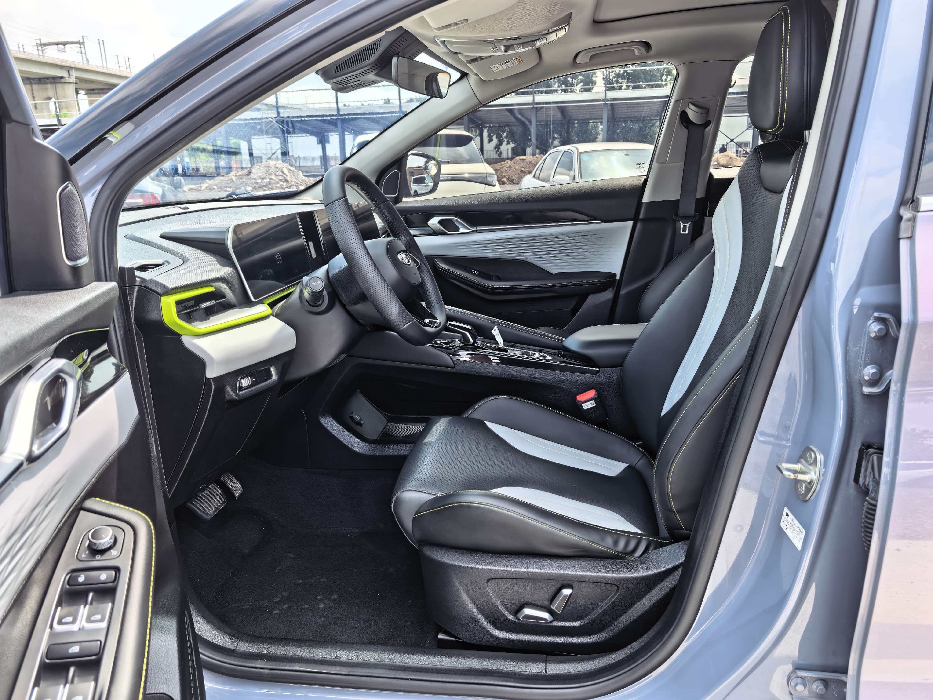 GEELY Coolray 2023 car image #11