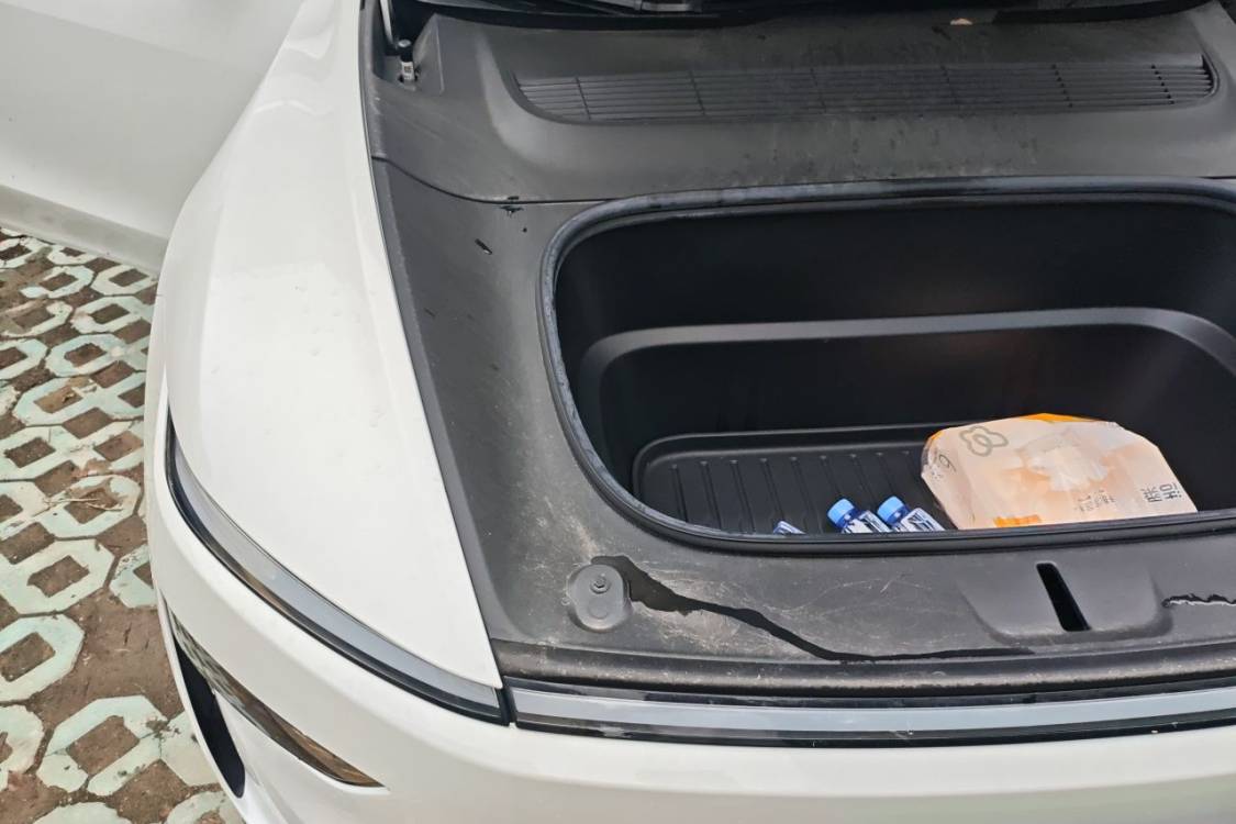 Tesla Model Y 2025 immagine di auto #11