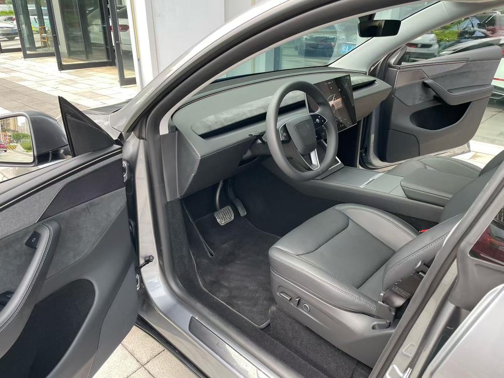 Tesla Model Y 2025 #13 Tesla Model Y 2025 car image #13