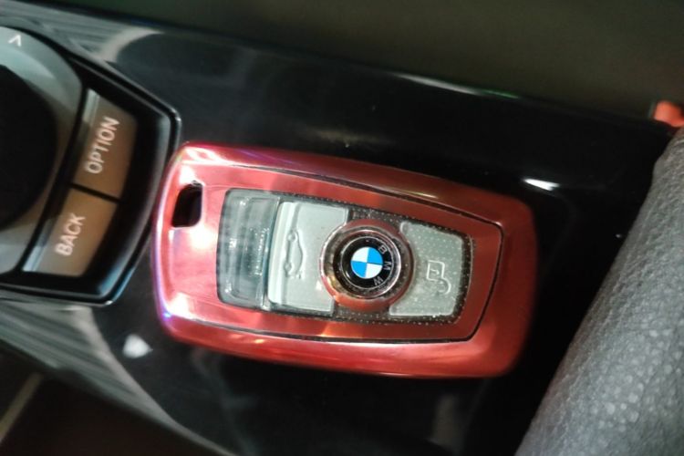 BMW 3 Series 2018 car image #9