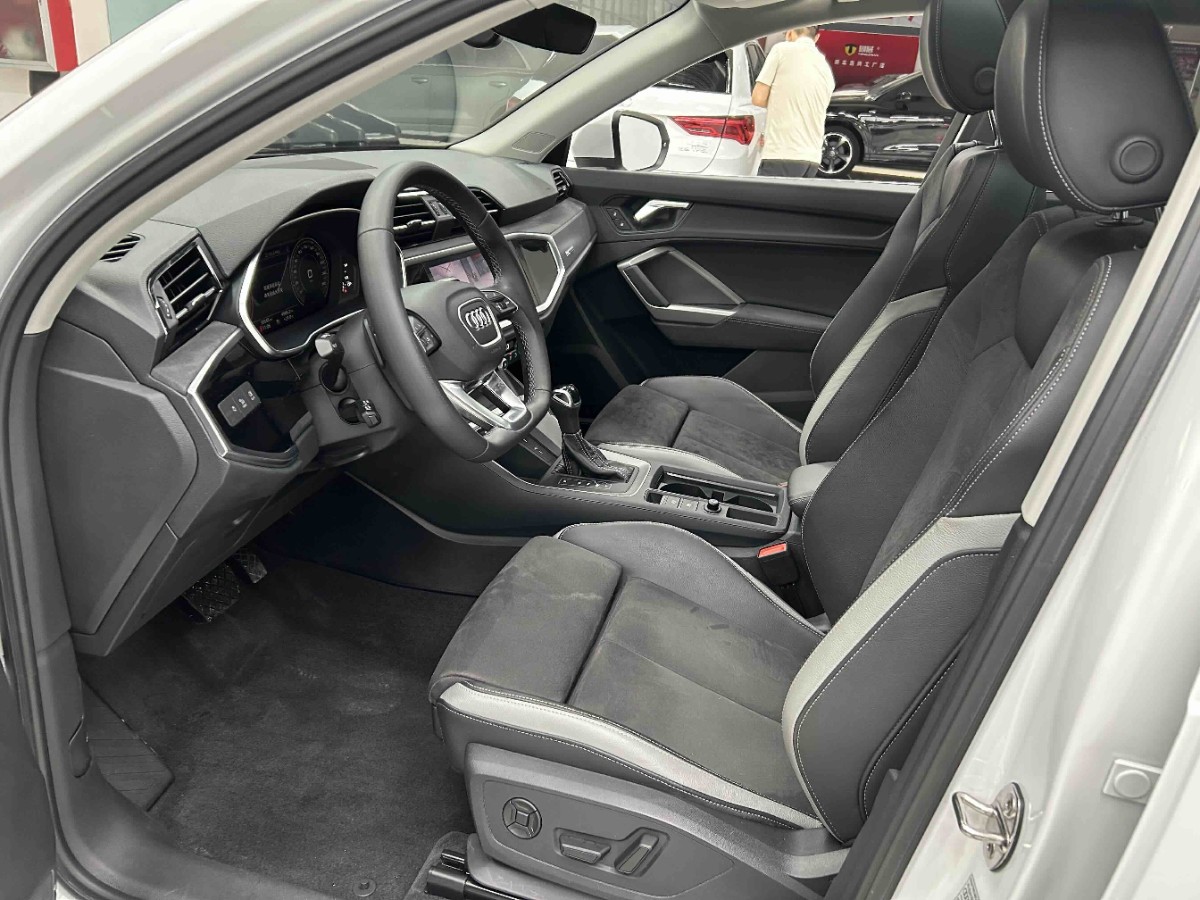 Audi Q3 2022 car image #3