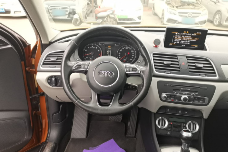 Audi Q3 2016 car image #15