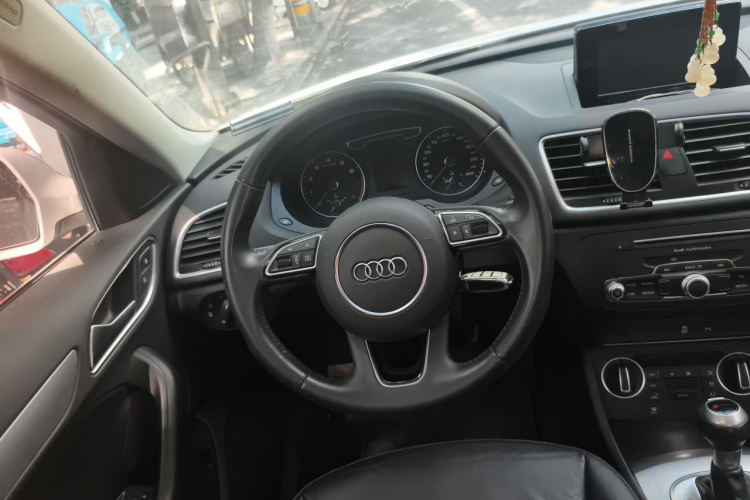 Audi Q3 2018 car image #11