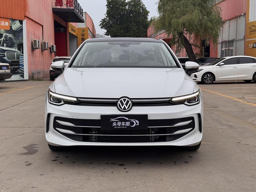 Volkswagen Golf 2025 car image #2