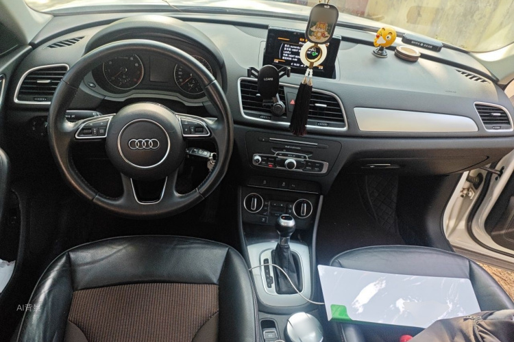 Audi Q3 2019 car image #11