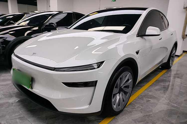 Tesla Model Y 2025 car image #2