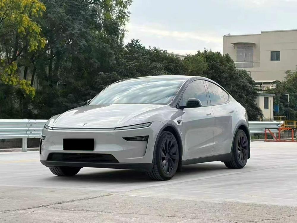 Tesla Model Y 2025 Tesla Model Y 2025 صورة سيارة