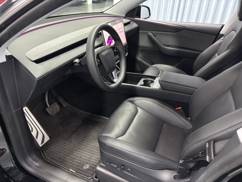 Tesla Model Y 2025 #4 Tesla Model Y 2025 car image #4