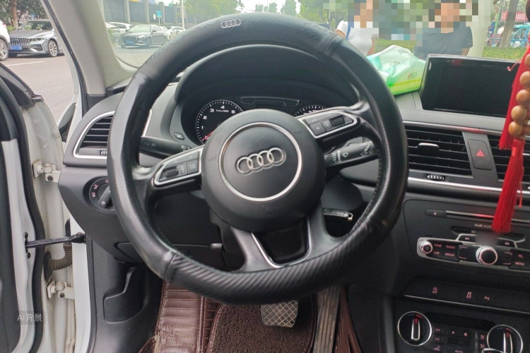 Audi Q3 2017 car image #12