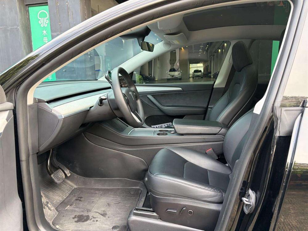 Tesla Model Y 2023 car image #11