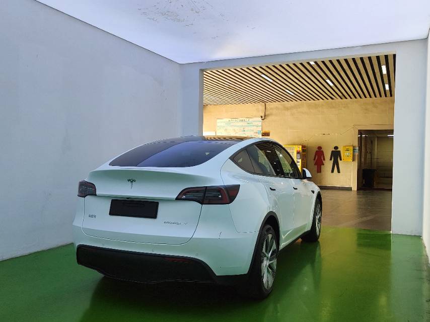 Tesla Model Y 2022 car image #5