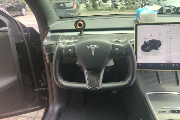 Tesla Model Y 2023 car image #11