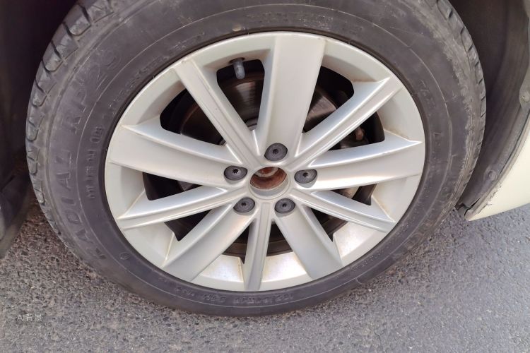 Volkswagen Polo 2015 car image #9