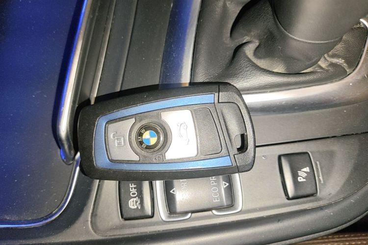 BMW 3 Series 2018 imagem de carro #9