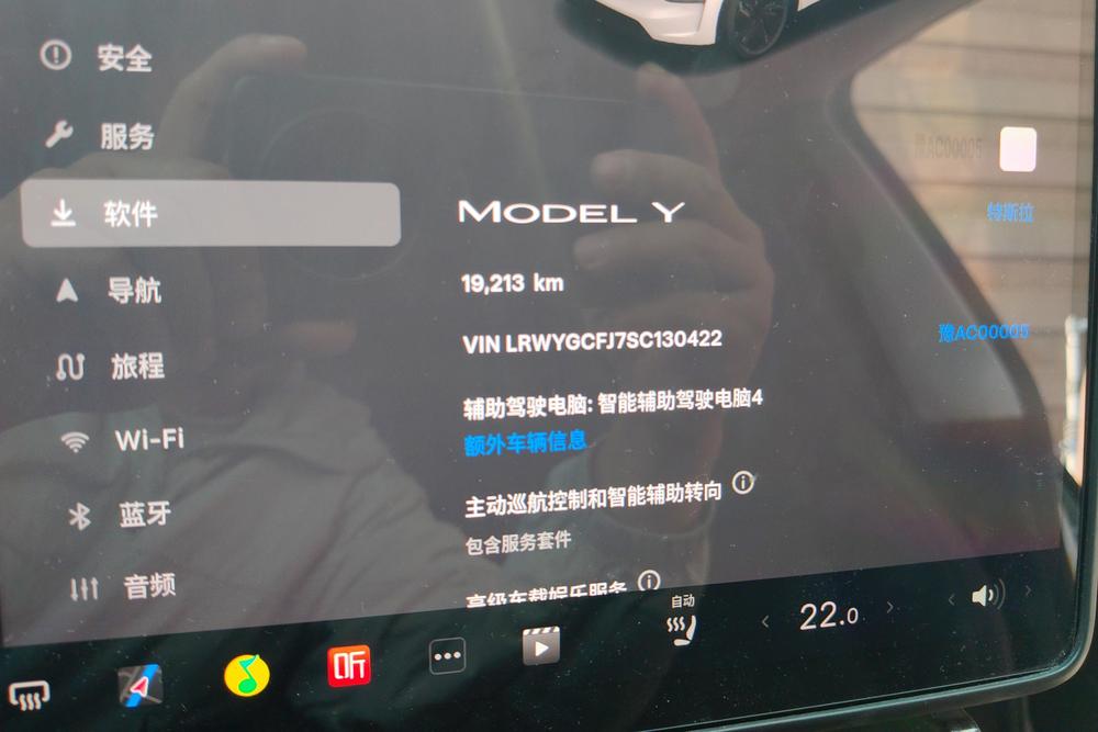 Tesla Model Y 2025 car image #15