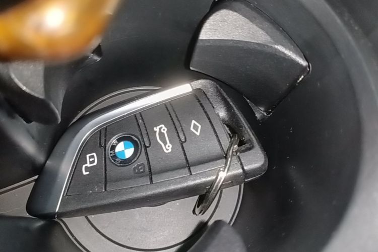 BMW 3 Series 2021 car image #14