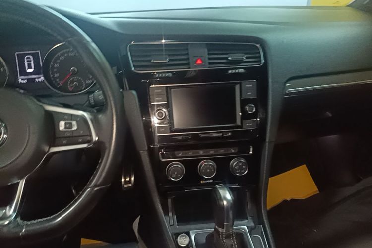 Volkswagen Golf 2018 car image #13