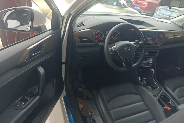 Volkswagen Tharu 2021 car image #12