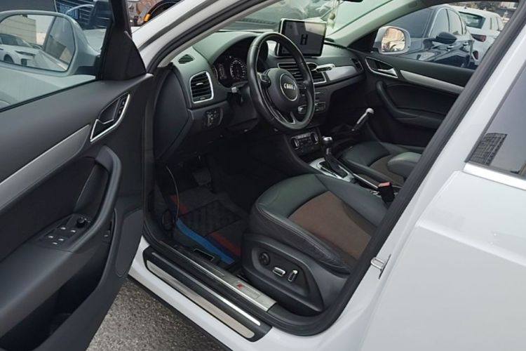 Audi Q3 2017 car image #16