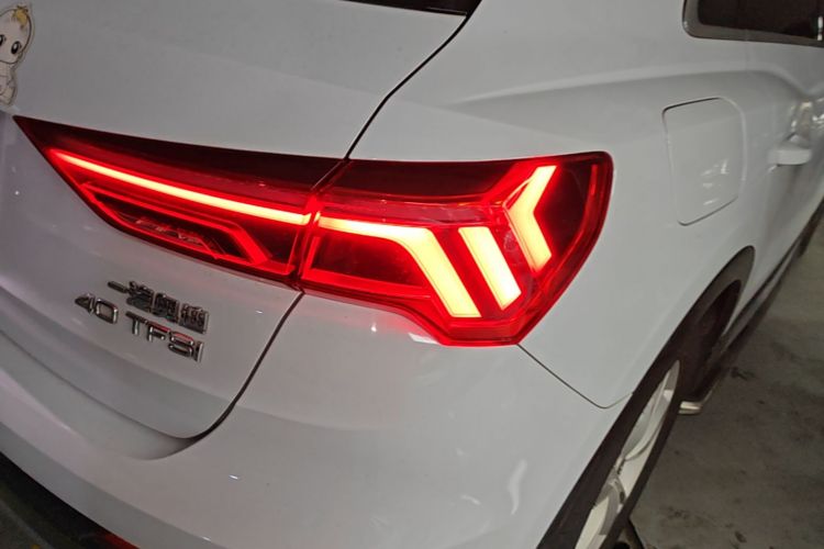 Audi Q3 2020 car image #8