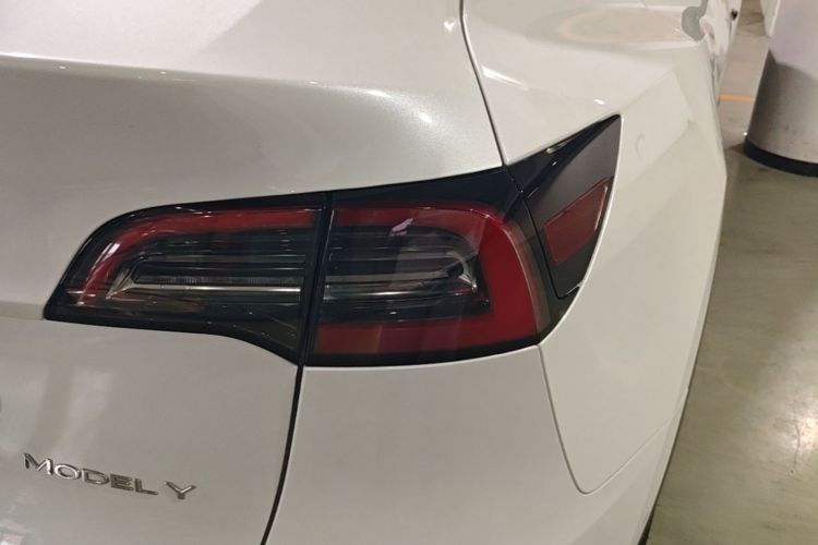 Tesla Model Y 2023 car image #8