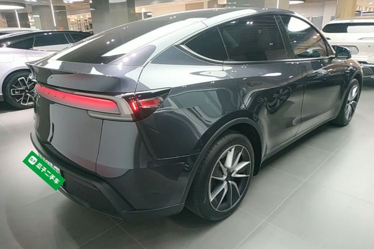 Tesla Model Y 2025 immagine di auto #5