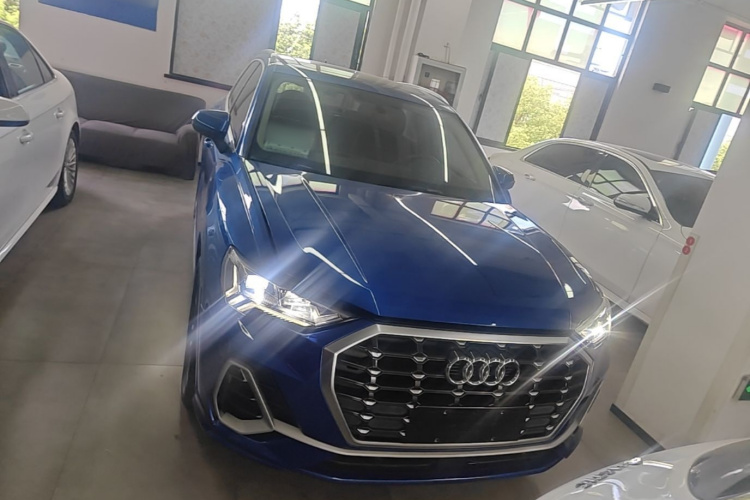 Audi Q3 2021 car image #3