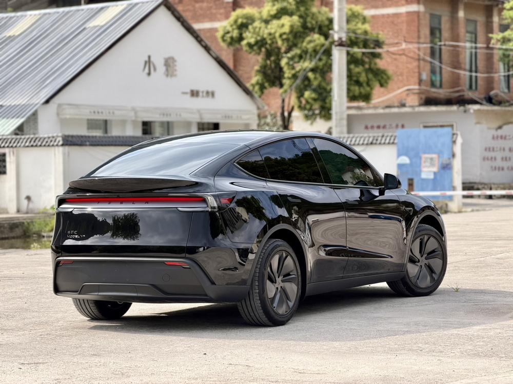Tesla Model Y 2026 #4 Tesla Model Y 2026 car image #4