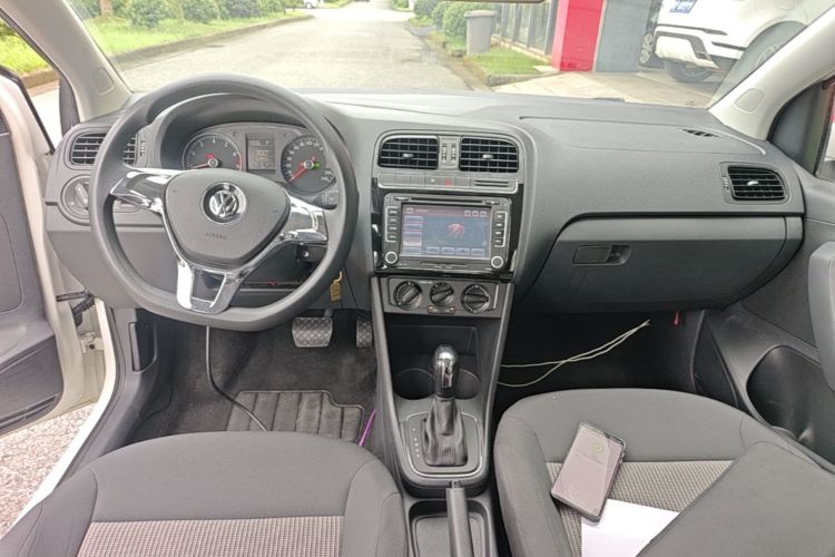 Volkswagen Polo 2016 car image #10