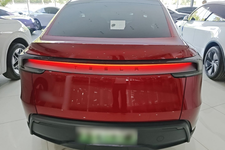 Tesla Model Y 2025 #4 Tesla Model Y 2025 car image #4