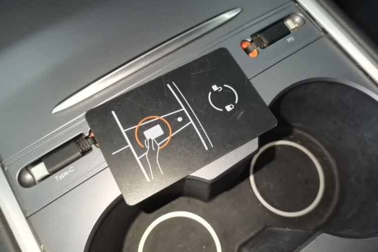Tesla Model Y 2023 car image #9