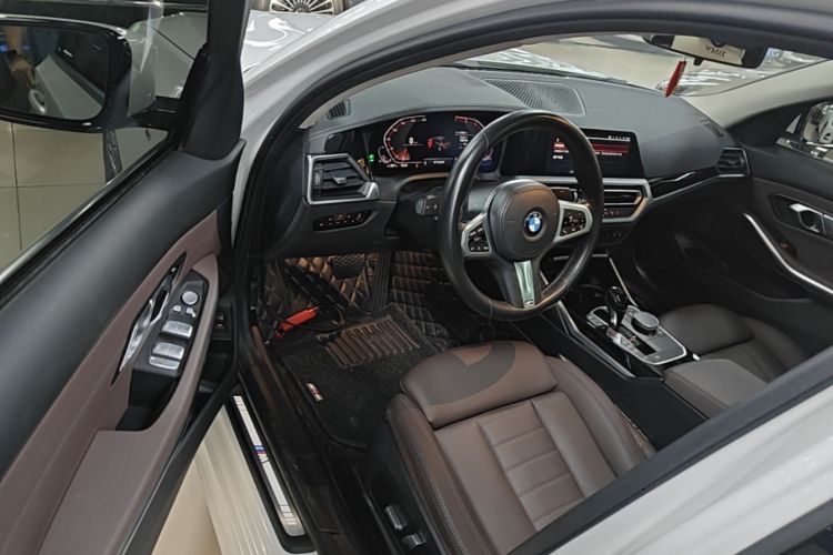 BMW 3 Series 2021 car image #12