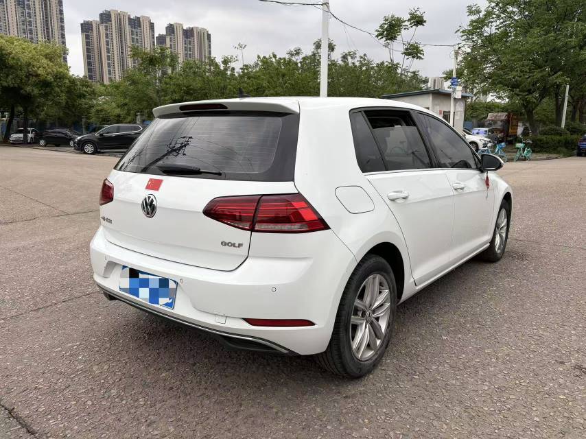 Volkswagen Golf 2019 car image #2