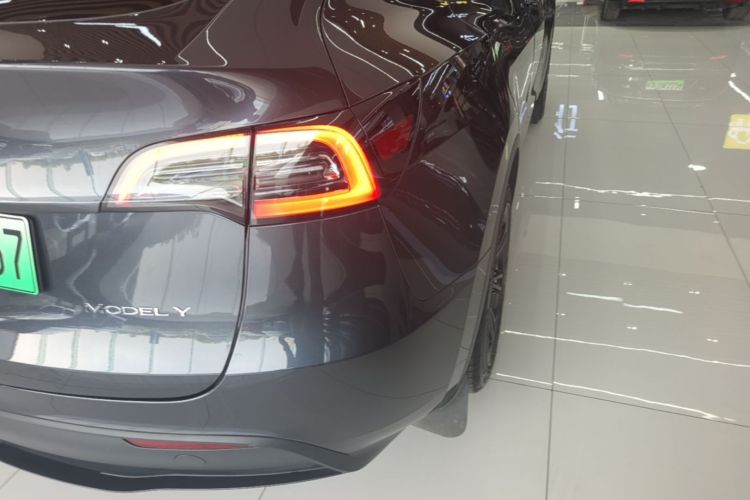 Tesla Model Y 2025 #8 Tesla Model Y 2025 car image #8