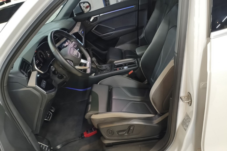 Audi Q3 2024 car image #19